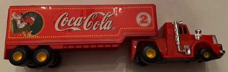 10310-1 € 6,00 coca cola vrachtwagen geheel plastic afb kerstman in stoel ca 18 cm.jpeg